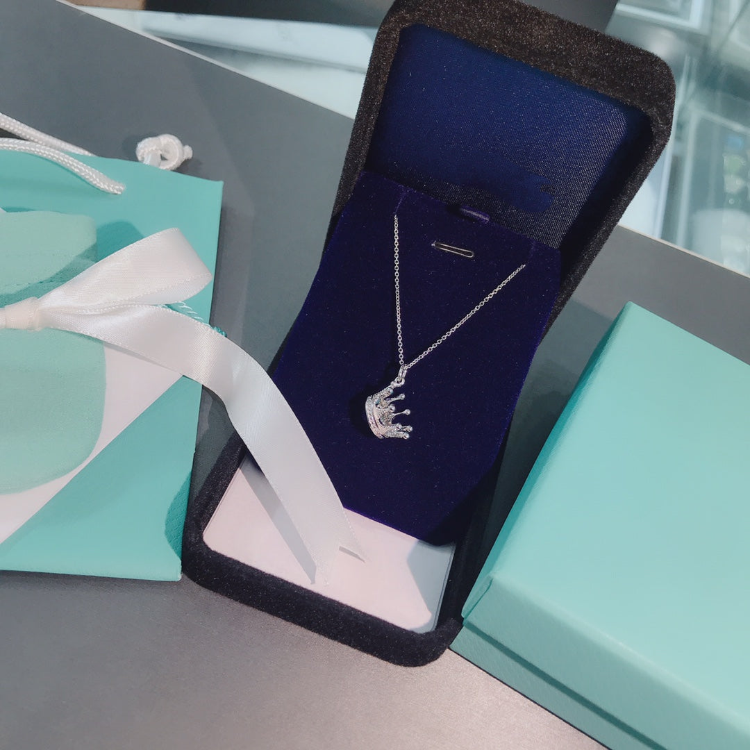 [Glow Muse ]CROWN PEDANT NECKLACE