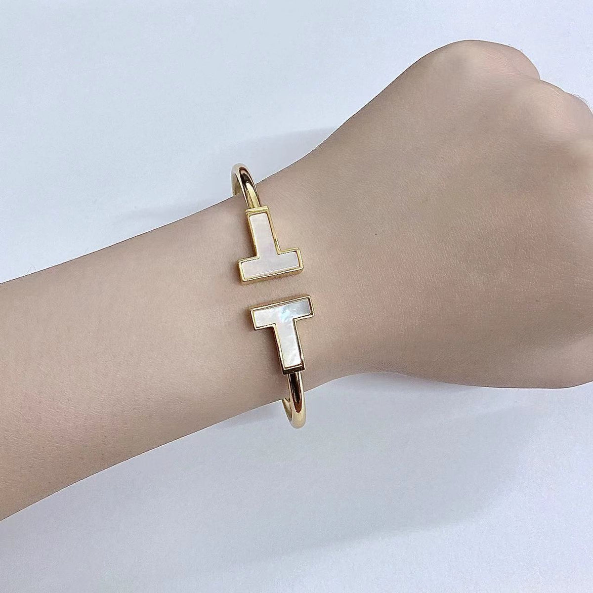 [Glow Muse ]T WIDE MOP OPEN BRACELET