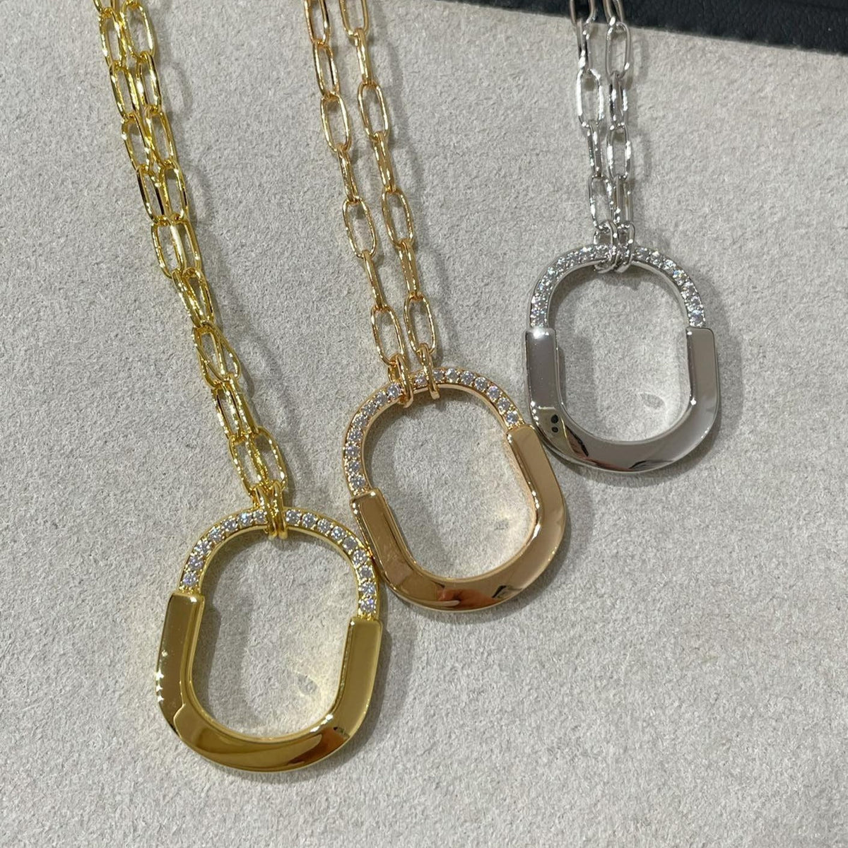 [Glow Muse ]LOCK MEDIUM PENDANT DIAMOND NECKLACE