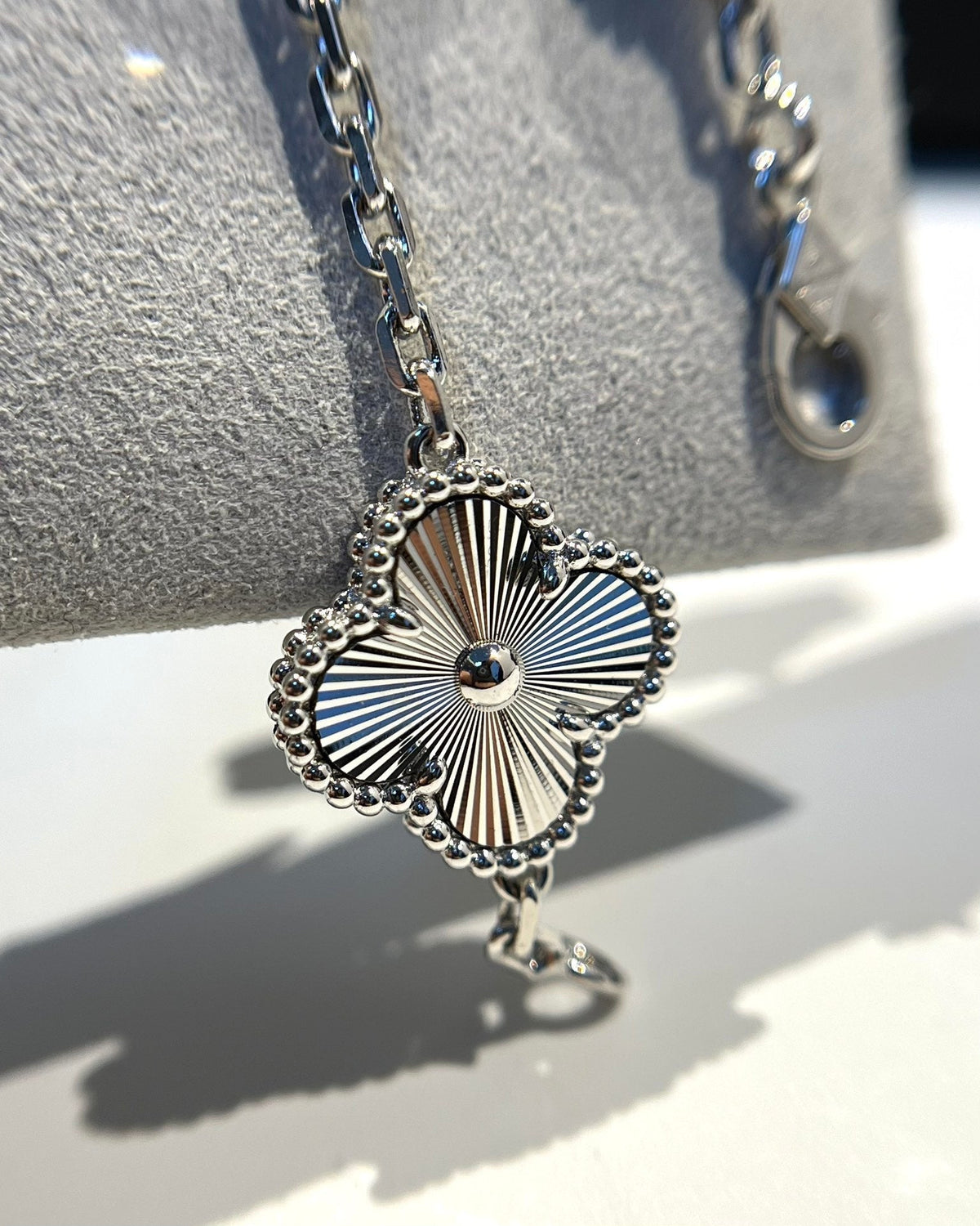 [⭐Glow Muse] CLOVER 5 MOTIF LASER BRACELET COLLECTION